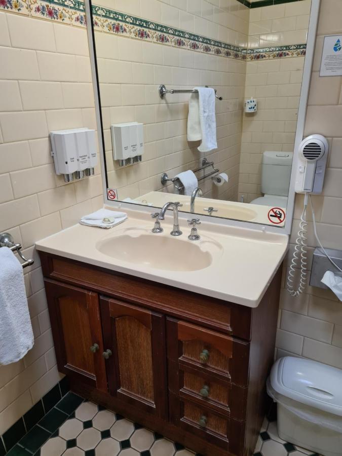 טוומבה Country Gardens Motor Inn מראה חיצוני תמונה