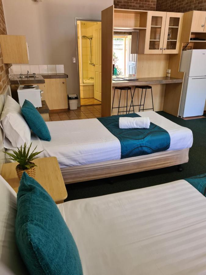 טוומבה Country Gardens Motor Inn מראה חיצוני תמונה