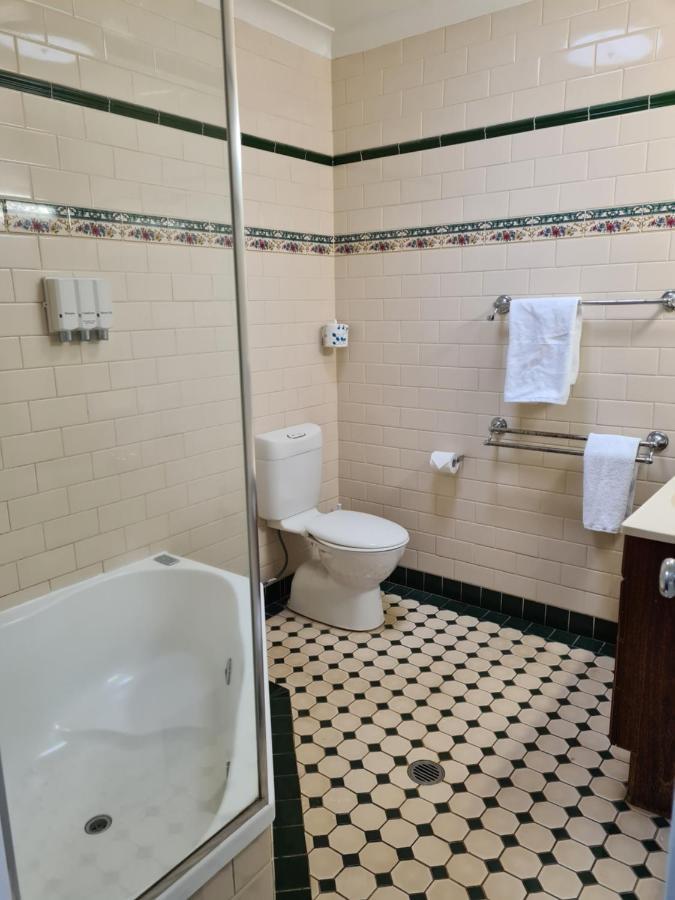 טוומבה Country Gardens Motor Inn מראה חיצוני תמונה