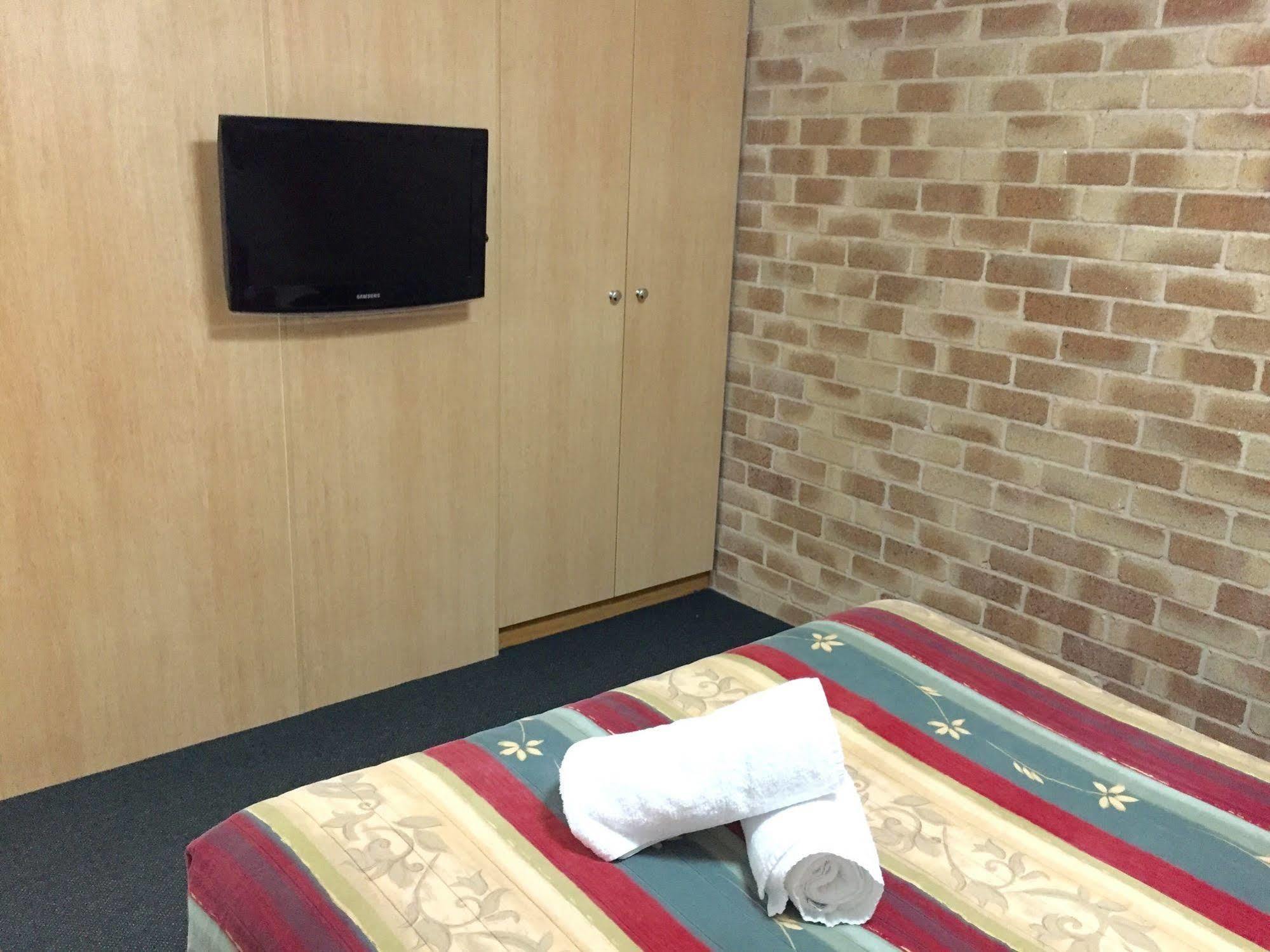 טוומבה Country Gardens Motor Inn מראה חיצוני תמונה