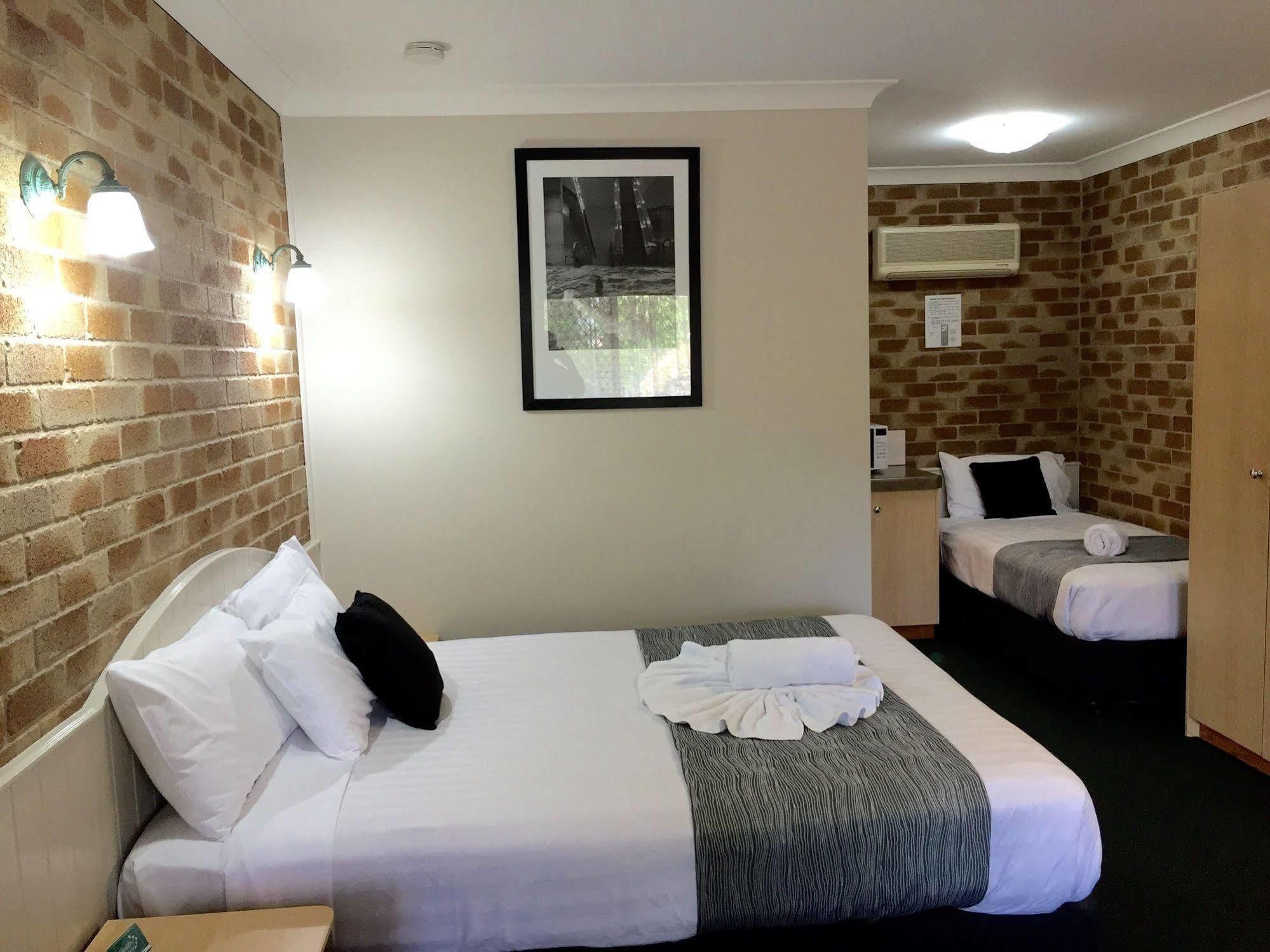 טוומבה Country Gardens Motor Inn מראה חיצוני תמונה