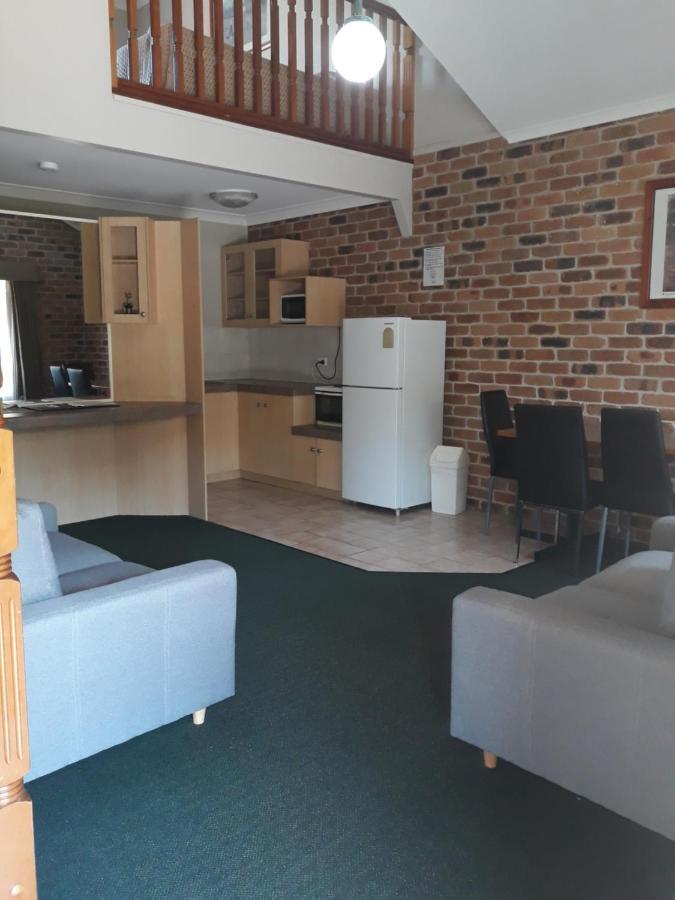 טוומבה Country Gardens Motor Inn מראה חיצוני תמונה