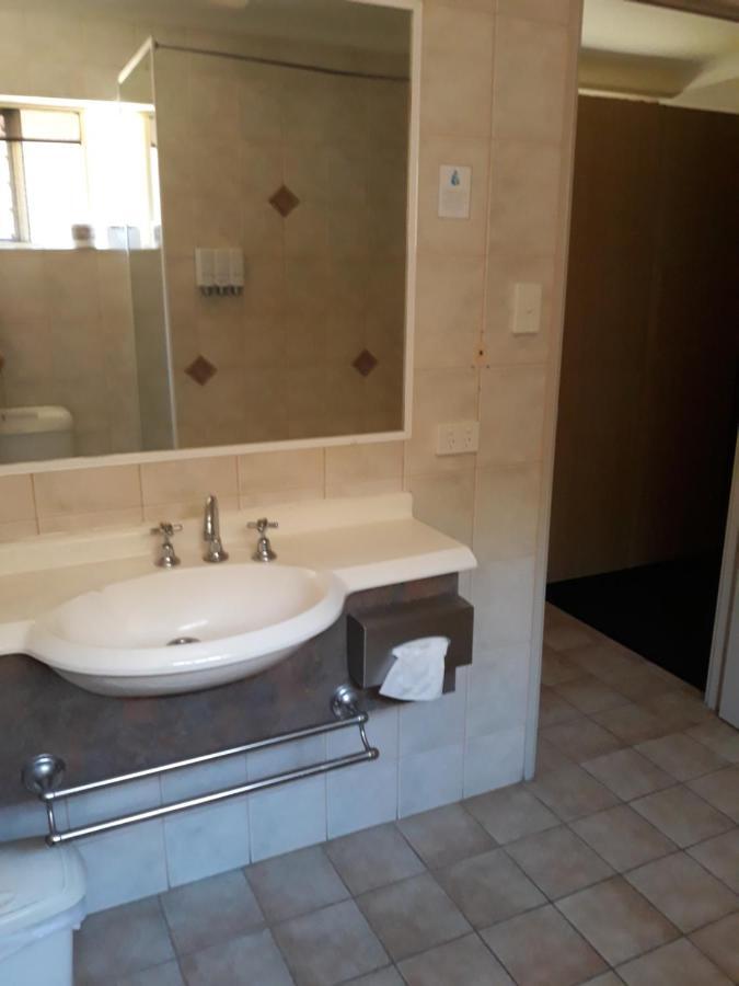 טוומבה Country Gardens Motor Inn מראה חיצוני תמונה