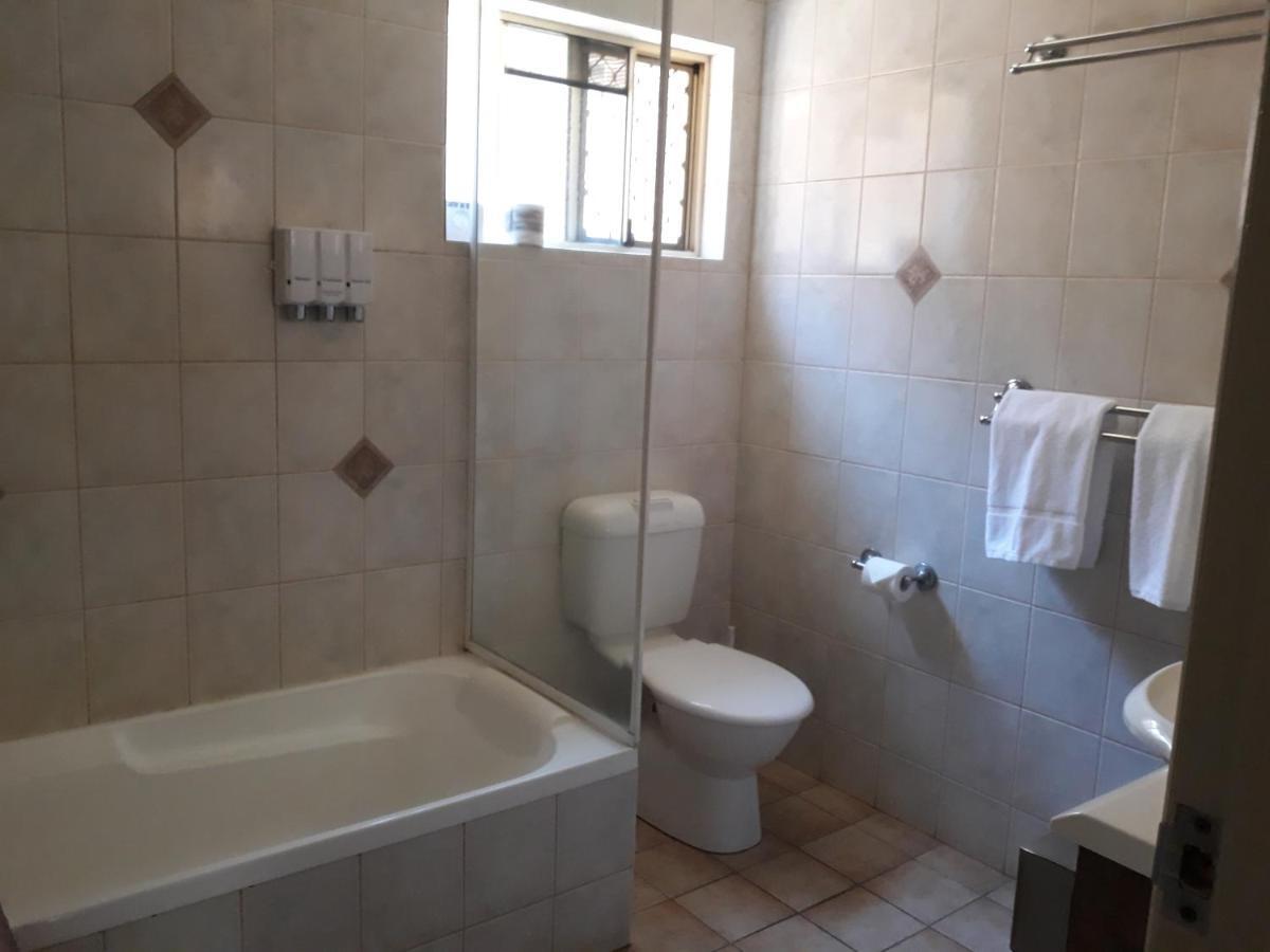 טוומבה Country Gardens Motor Inn מראה חיצוני תמונה