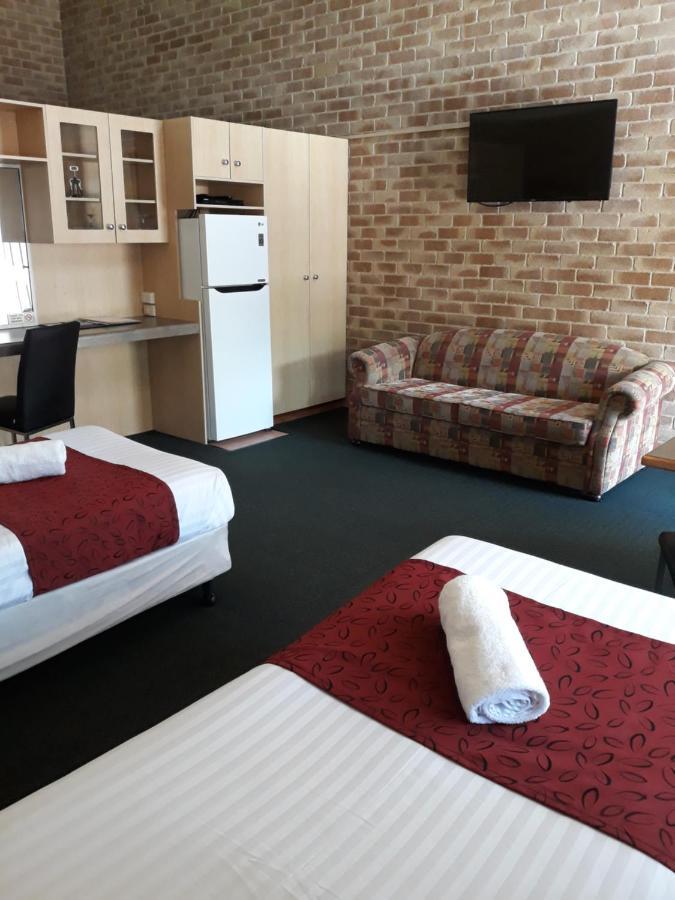 טוומבה Country Gardens Motor Inn מראה חיצוני תמונה